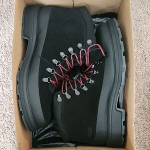 UGG NEVER WORN BILTMORE HIKER Black Boots with Red Laces